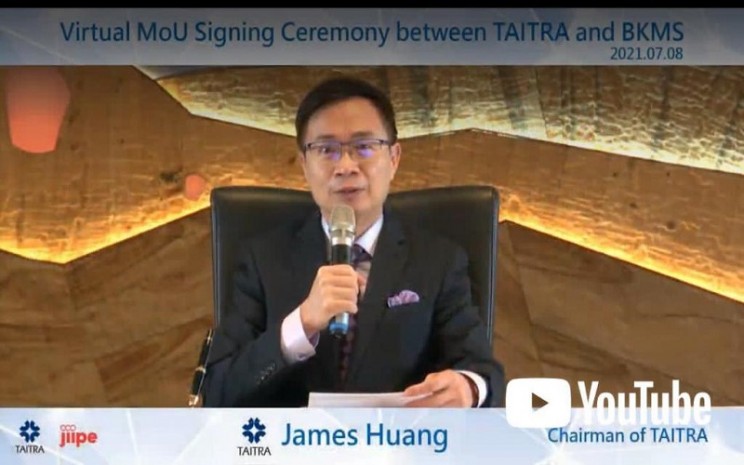 Chairman of TAITRA James Huang saat penandatanganan MoU dengan PT Berkah Kawasan Manyar Sejahtera, anak usaha PT AKR Corporindo Tbk, Kamis (8/7/2021) - Perusahaan