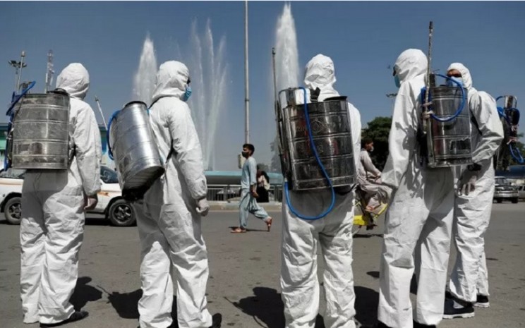 Sejumlah petugas bersiap untuk melakukan penyemprotan cairan disinfektan di sejumlah tempat, di tengah wabah Covid-19 di Kabul, Afghanistan, Kamis (18/6/2020). - Antara\\r\\n \\r\\n\\r\\n