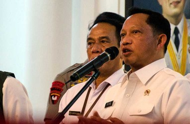 Mendagri Tito Minta Pemda Terjun Langsung Salurkan Bansos