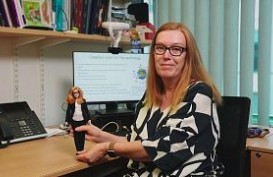 Barbie Replika Ilmuwan Vaksin Covid Oxford Dame Sarah Gilbert Diluncurkan