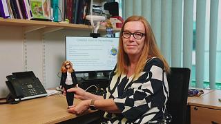 Barbie Replika Ilmuwan Vaksin Covid Oxford Dame Sarah Gilbert Diluncurkan