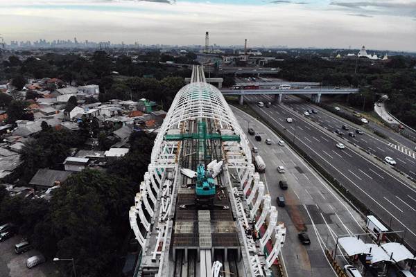 Foto aerial proyek pembangunan Light Rail Transit (LRT) Jabodebek, di kawasan Kampung Rambutan, Jakarta Timur, Rabu (2/1/2019). - Bisnis/Nurul Hidayat 