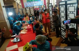 Pekerja Hiburan Malam di Bandung Mengikuti Vaksinasi Covid-19