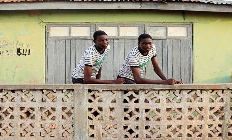 Anak kembar identik, Kahinde dan Taiwo Kolawole berfoto di Igbo Ora, Oyo State, Nigeria - Reuters