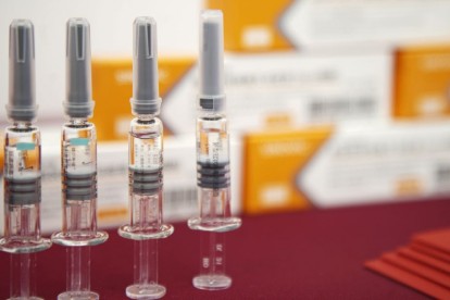 Botol vaksin CoronaVac SARS-CoV-2 Sinovac ditampilkan di acara media di Beijing, China, pada 24 September.  - Bloomberg\r\n