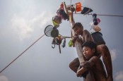 Sejarah Lomba Panjat Pinang yang Selalu Ada di Perayaan 17 Agustus 