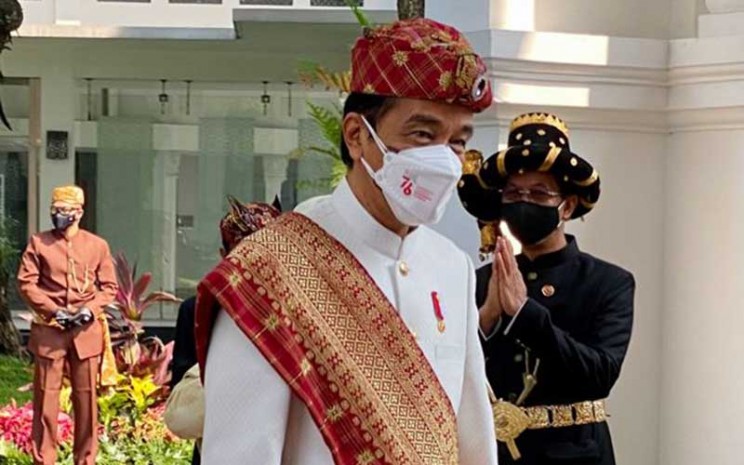 Presiden Joko Widodo tiba untuk memimpin Upacara Peringatan Detik-Detik Proklamasi Kemerdekaan 1945 di Istana Merdeka, Jakarta, Selasa (17/8/2021). Presiden Jokowi mengenakan pakaian adat Lampung. ANTARA FOTO - Setpres