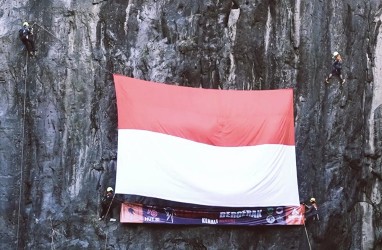Unik! Foto-foto Pengibaran Bendera Merah Putih di Tebing, Goa, dan Pulau