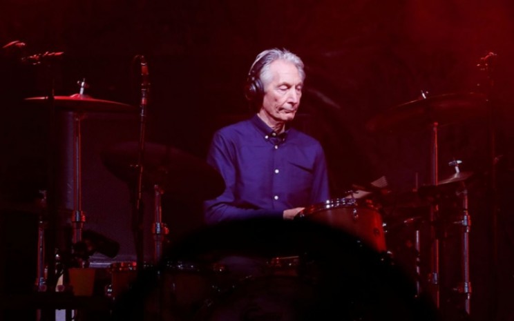 Charlie Watts dari Rolling Stones tampil selama konser tur Eropa "No Filter" mereka di stadion U Arena di Nanterre dekat Paris, Prancis, 19 Oktober 2017./Antara - Reuters/Charles Platiau