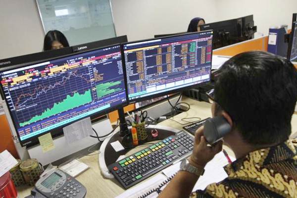 Karyawan memantau pergerakan Indeks harga saham gabungan (IHSG) di salah satu perusahaan manajer investasi, di Jakarta, Selasa (8/1/2019). - Bisnis/Endang Muchtar