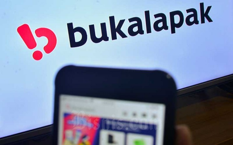 Warga mengakses aplikasi Bukalapak di Jakarta, Kamis (5/8/2021). Bisnis - Fanny Kusumawardhani