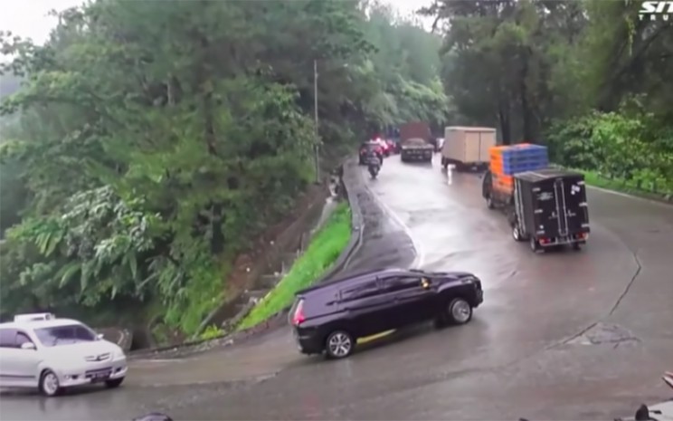Mitsubishi Xpander kesulitan menanjak di Sintinjau Lauik, Sumatra Barat.  - Tangkapan layar Youtube