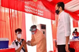 Tinjau Vaksinasi di Jatim, Jokowi Harap Penyebaran…