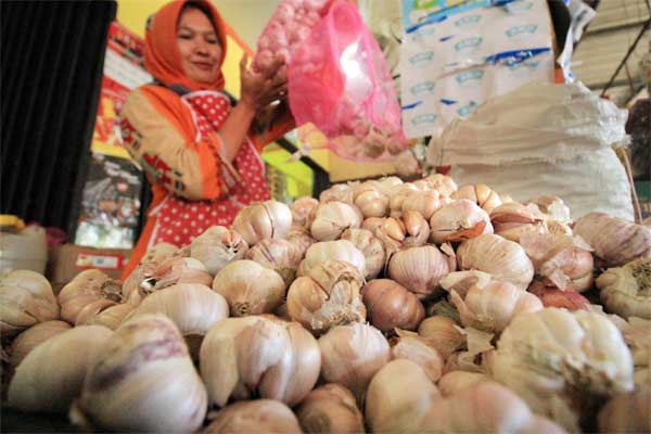 Pedagang menata bawang putih impor di pasar kota, Lhokseumawe, Aceh, Jumat (12/5). - Antara/Rahmad