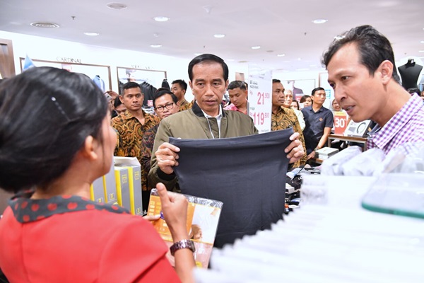 Presiden Joko Widodo memilih-memilih pakaian di Matahari Department Store, Ewalk Mall, Balikpapan, Minggu (4/12). - Bisnis.com/Nadya Kurnia