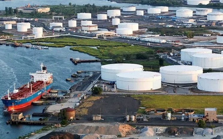 Kapal tanker bersandar pengilangan minyak Bayonne, New Jersey, Amerika Serikat../Antara - Reuters