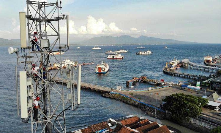 Teknisi XL Axiata melakukan pemeliharaan perangkat BTS di atas tower yang berlokasi di kawasan Pelabuhan Penyeberangan Ketapang, Banyuwangi, Jawa Timur, Kamis (14/3/2019). - Bisnis/Abdullah Azzam
