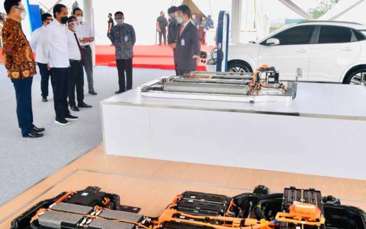 Presiden Joko Widodo meresmikan pembangunan pabrik baterai mobil listrik PT HKML Battery Indonesia di Karawang Jawa Barat. / Agus Suparto