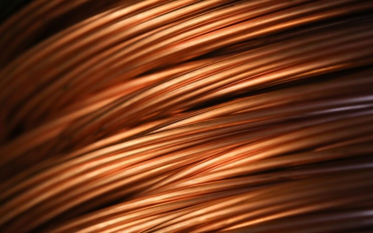 Gulungan kabel tembaga di pabrik Uralelectromed OJSC Copper Refinery yang dioperasikan oleh Ural Mining and Metallurgical Co. di Verkhnyaya Pyshma, Rusia, Selasa (7/3/2017). - Bloomberg/Andrey Rudakov