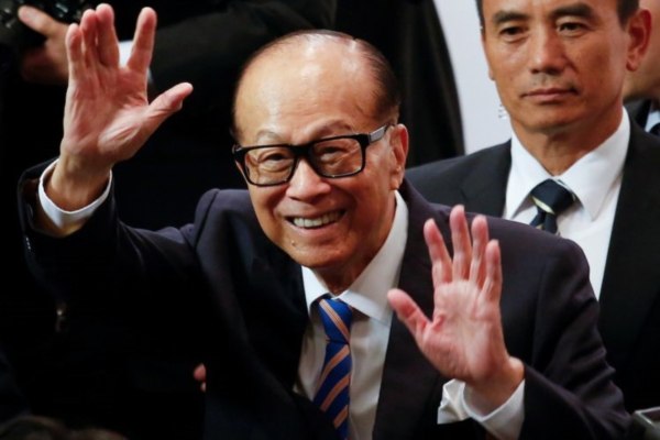 Taipan Hong Kong Li Ka-shing melambaikan tangan tanda berpisah kepada para jurnalis setelah mengumumkan dirinya pensiun sebagai Chairman CK Hutchison Holdings Ltd dalam sebuah konferensi pers di Hong Kong, Jumat (16/12/2018). - Reuters/Bobby Yip