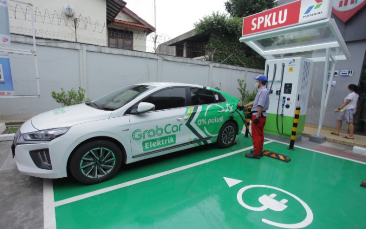 Petugas mengisi daya mobil listrik di Stasiun Pengisian Kendaraan Listrik Umum (SPKLU) di kawasan Fatmawati, Jakarta, Sabtu (12/12 - 2020). Fast charging 50 kW ini didukung berbagai tipe gun mobil listrik. ANTARA FOTO\\r\\n
