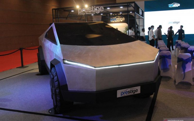 Prestige Motorcars memamerkan Tesla Cybertruck di Indonesia International Motor Show (IIMS) Hybrid 2021.  - Antara/Chairul Rohman