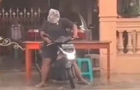 Viral Pemuda Pakai Plastik Untuk Tutupi Kepala saat Hujan, Ini Pentingnya Penggunaan Helm