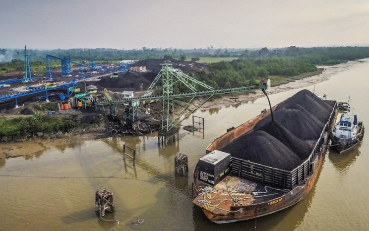 Kegiatan bongkar muat batu bara di area pertambangan PT Mitrabara Adiperdana Tbk. - mitrabara