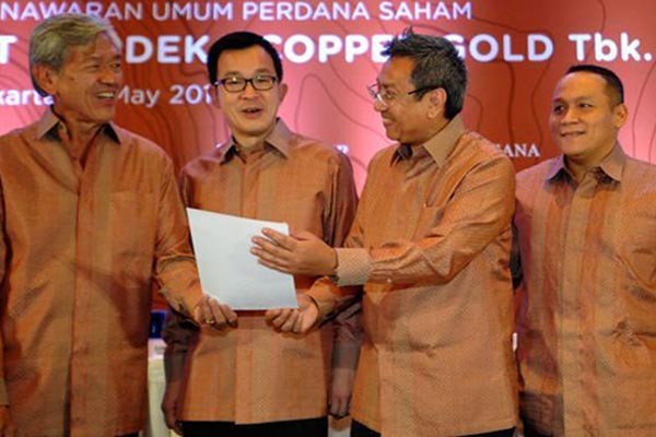 Para pengendali PT Merdeka Copper Gold Tbk (dari kiri ke kanan) Wakil Komut Edwin Soeryadjaya, Dirut Adriansyah Sjoekri, Direktur Hardi Wijaya Liong, Direktur Rony N. Hendropriyono seusai paparan publik di Jakarta pada 12 Mei 2015  - Antara