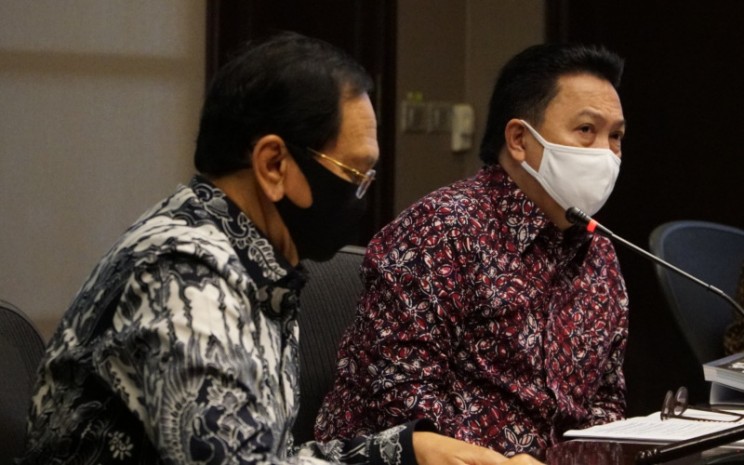 Presiden Direktur PT Adaro Energy Tbk (Adaro) Garibaldi Thohir (kanan) didampingi Komisaris Independen Adaro Mohammad Effendi saat melaksanakan Rapat Umum Pemegang Saham Tahunan (RUPST) di Jakarta, Rabu (20/5/2020). - Istimewa