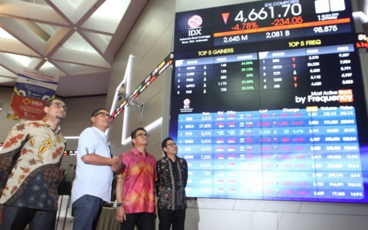 Direktur PT Bursa Efek Indonesia Inarno Djajadi (kedua kiri), didampingi Direktur Hasan Fawzi (dari kiri), Direktur Laksono W. Widodo, dan Direktur I Gede Nyoman Yetna memantau langsung pergerakan perdagangan harga saham melalui layar monitor elektronik di  Jakarta, Juman (13/3/2020). Indeks Harga Saham Gabungan (IHSG) bergerak ke level 4.656,031 sesaat setelah perdagangan saham dibuka kembali .  Perdagangan saham sempat dihentikan sementara pada pukul 09.15 WIB. Bisnis - Dedi Gunawan
