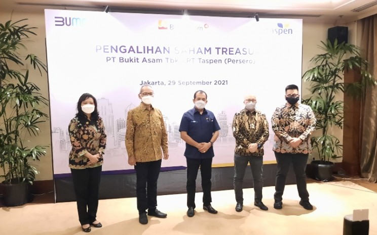Jajaran Direksi PT Bukit Asam Tbk., PT Taspen (Persero), dan MIND ID dalam publikasi pengalihan saham treasuri PT Bukit Asam Tbk dan PT Taspen, di Jakarta, Rabu (29/9 - 2021).
