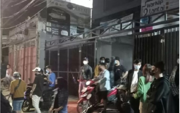  rnSejumlah pengunjung kawula muda di warung kopi kawasan Koja, Jakarta Utara bubar saat petugas gabungan mendatangi tempat tersebut dalam rangka operasi yustisi pembatasan mobilitas masyarakat pada Sabtu (18/9/2021) malam. - Antara\\r\\n