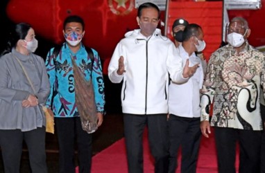 Momen Jokowi dan Puan Beli Jagung Rebus di Sela-Sela Kunker di Sorong