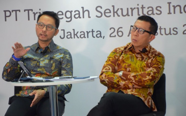 Direktur Utama PT Trimegah Sekuritas Indonesia Tbk Stephanus Turangan (kiri) didampingi oleh Direktur Trimegah David Agus (kanan) dalam sesi kegiatan paparan publik, Rabu (26/8/2020) - Istimewa