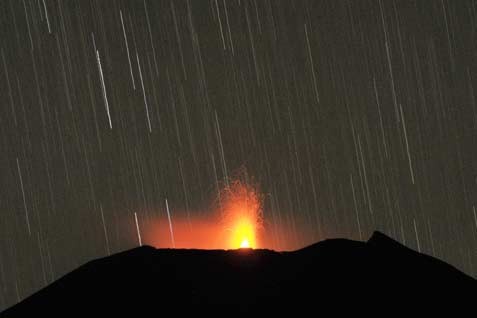 Semburan lava pijar pada kawah Gunung Slamet terlihat dari Desa Pandansari, Paguyangan, Brebes, Jawa Tengah, Kamis (4/9/2014).  - ANTARA