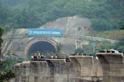 Aktivitas proyek Kereta Cepat Jakarta-Bandung (KCJB) di salah satu tunnel atau terowongan di kawasan Tol Purbaleunyi KM 125, Cibeber, Cimahi Selatan, Jawa Barat, Kamis (2/4/2020). Bisnis - Rachman
