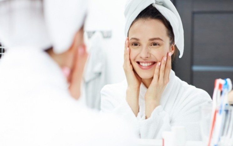 Ilustrasi perempuan mengaplikasikan perawatan wajah (skincare) saat pagi dan malam hari - Freepik.com