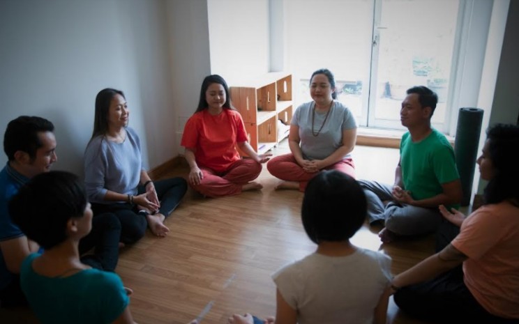 Ilustrasi sekelompok masyarakat mengikuti kelas meditasi di Rumah Remedi untuk menjaga kesehatan mental - Rumah Remedi Indonesia 