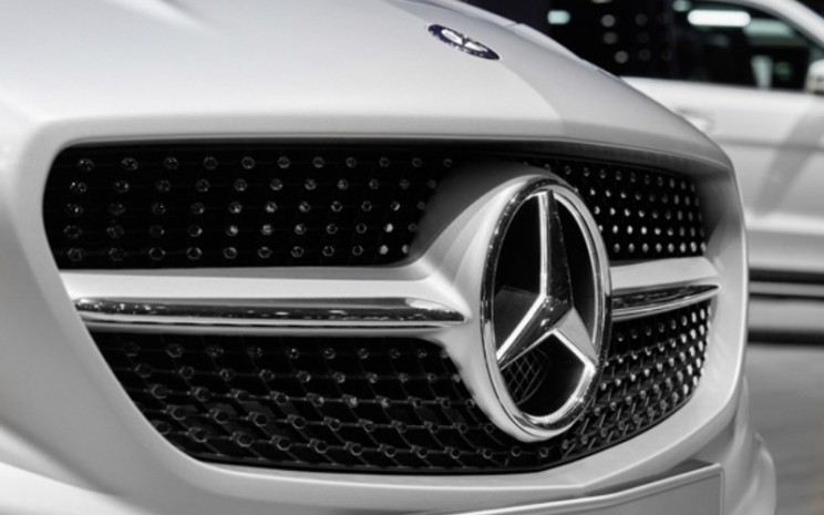 Logo produsen otomotif Mercedes di bagian depan salah satu produknya yang tengah dipamerkan.  - Daimler.