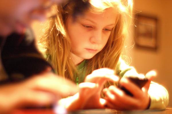 Ilustrasi anak kecil dengan smartphone - flickr