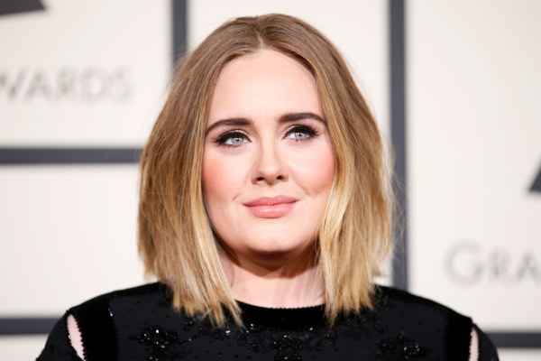 Penyanyi Adele dalam Grammy Awards 2016 di Los Angeles, California, Senin (15/2/2016). - Reuters/Danny Moloshoka