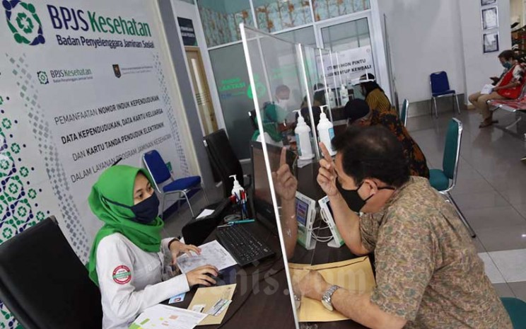 Pegawai melayani peserta BPJS Kesehatan di Jakarta. Bisnis - Eusebio Chrysnamurti