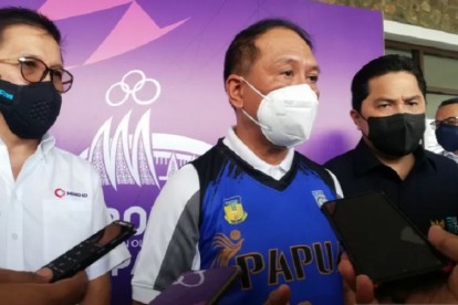 Menpora Zainudin Amali, didampingi Menteri BUMN Erick Thohir dan Presiden Direktur PT Freeport Indonesia Tony Wenas di Mimika Sport Centre, Mimika, Senin (4/10/2021). - Antara