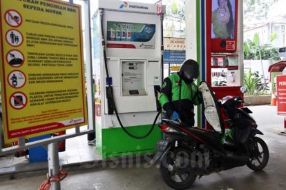 Pengendara sepeda motor melakukan pengisian Bahan Bakar Minyak (BBM) disalah satu Stasiun Pengisian Bahan Bakar Umum (SPBU) di Jakarta, Rabu (4/3/2020). Bisnis - Eusebio Chrysnamurti