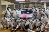 Honda Jazz Berhenti Produksi di Thailand, Para Pekerja Foto Bersama Unit Terakhir