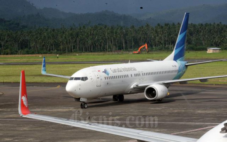 Pesawat milik maskapai penerbangan Garuda Indonesia bersiap melakukan penerbangan di Bandara internasional Sam Ratulangi Manado, Sulawesi Utara akhir pekan lalu (8/1/2017). - Bisnis/Dedi Gunawan\\n