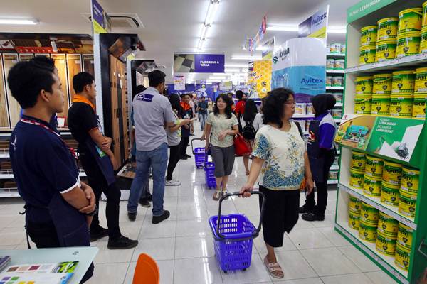Pengunjung berbelanja di Mitra10 Pesanggrahan, Jakarta, Kamis (25/5/2018)./JIBI/Bisnis - Abdullah Azzam