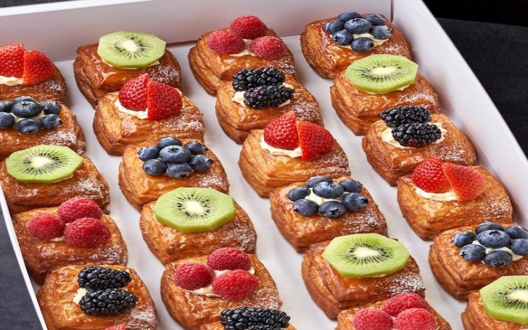Assorted fruit pastries oleh Paris Baguette - parisbaguette.com