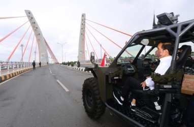Presiden Jokowi Jajal Jembatan Sei Alalak Naik Rantis